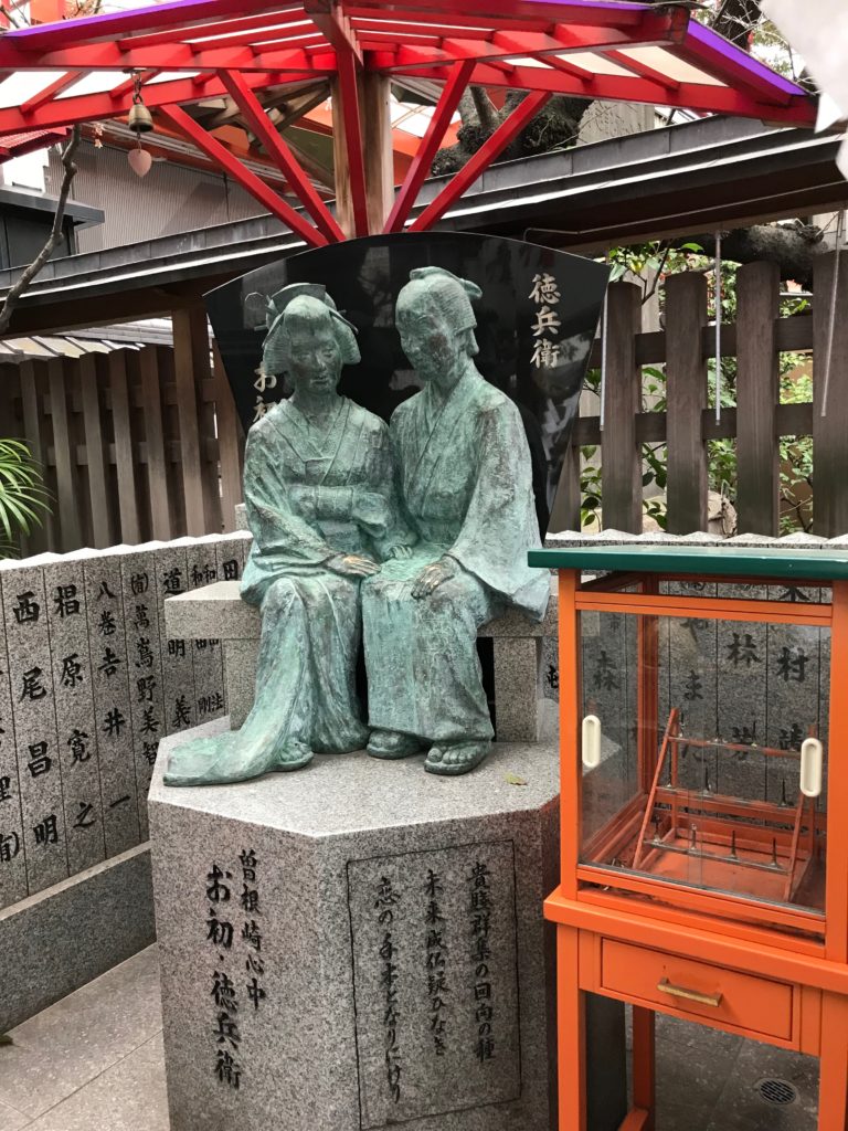 露天神社（お初天神 ）のお初と徳兵衛の像