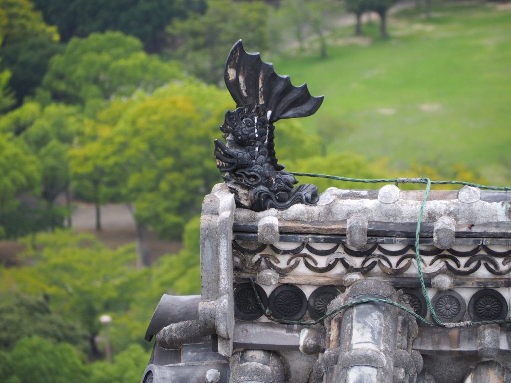 「姫路城」の天守閣からの眺め。シャチホコ
