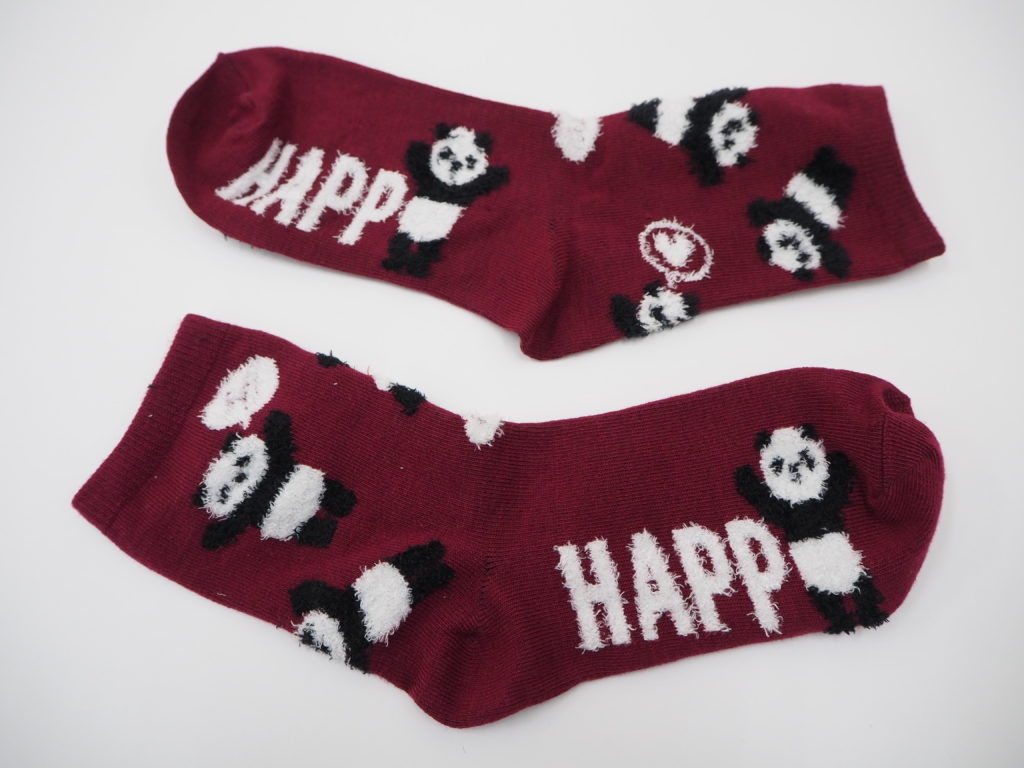パンダ靴下。HAPPYの文字のうち、HAPPまでアルファベット、最後のYをパンダが手を挙げて表してます